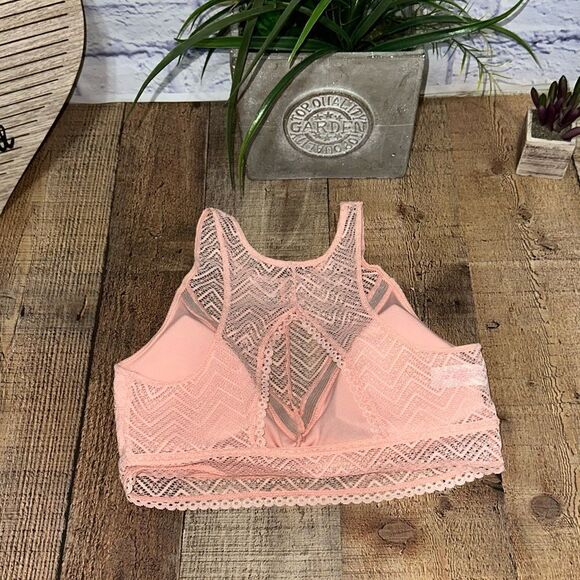 No Boundaries
Juniors High Neck Bralette With Removable Pads M - Picture 6 of 9